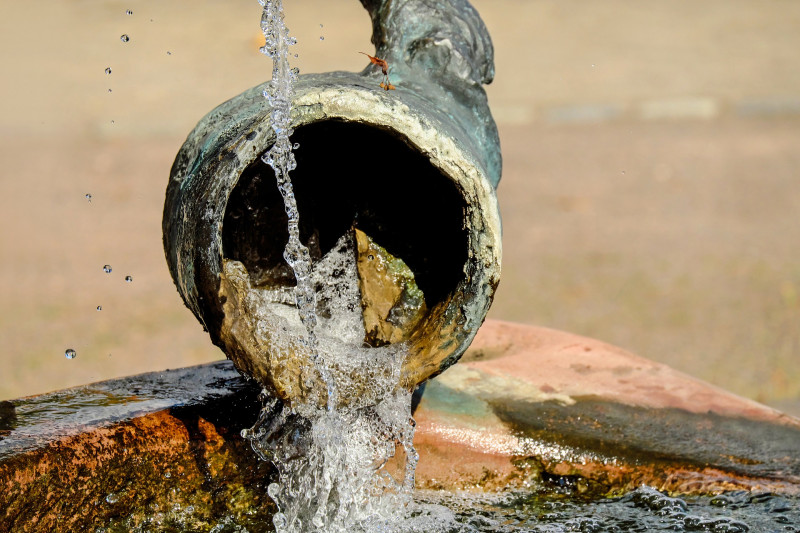 Acqua di mare sì, acqua di mare no: quando aiuta e quando, invece, va  subito risciacquata - Donna Moderna